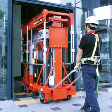 作業床への乗込用ラダーがついています。収納時は手すりを折畳み、通常間口を通過することができます。